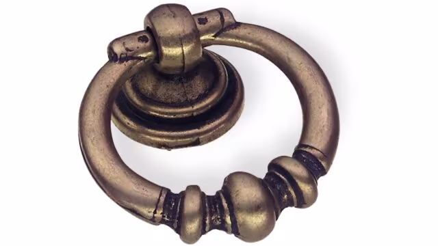 Ringgriff Trier Zamak brüniert - 47 mm lang vor weißem Hintergrund