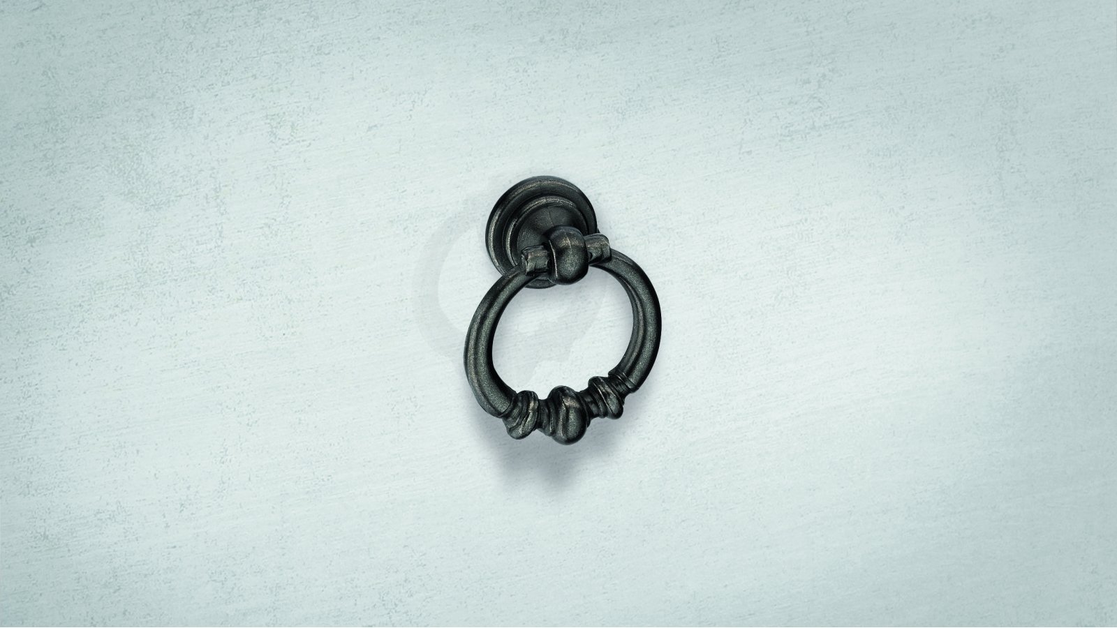 Ringgriff-Trier-brueniert-Zinkdruckguss-laenge-47-SW-217552-anwendung Ringgriff Trier Zamak brüniert - 47 mm lang vor weißem Hintergrund