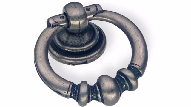 Ringgriff Trier Zamak zinn antik - 47 mm lang vor weißem Hintergrund