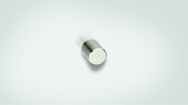 Zylinderknopf Bad-Rappenau Messing edelstahlfinish - 21 mm lang  vor weißem Hintergrund