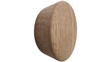 Knopf BERET Holz - Eiche lackiert - 45 mm lang vor weißem Hintergrund