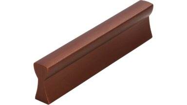 Griff Bad-Segeberg Aluminium Bronze dunkel gebürstet - 84 mm lang  vor weißem Hintergrund