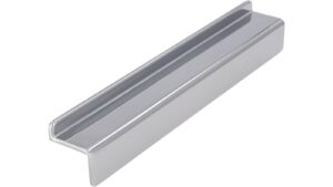 Griffleiste Niebüll Druckguss chrom glänzend - 150 mm lang vor weißem Hintergrund