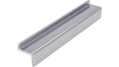 Griffleiste Niebüll Druckguss chrom glänzend - 150 mm lang vor weißem Hintergrund