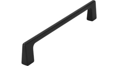 Griff Bad Wildbad Druckguss schwarz matt pulverbeschichtet - 139 mm lang vor weißem Hintergrund