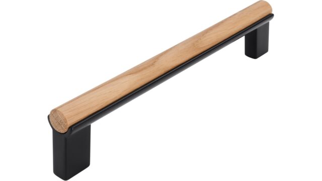 Griff Großräschen Holz - Druckguss schwarz matt pulverbeschichtet eiche natur lackiert - 188 mm lang vor weißem Hintergrund