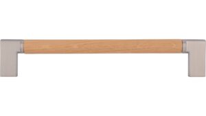 Griff Nieder-Olm Druckguss - Holz eiche natur lackiert edelstahleffekt - 174 mm lang  vor weißem Hintergrund