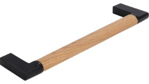 Griff Nieder-Olm Druckguss - Holz eiche natur lackiert schwarz matt pulverbeschichtet - 174 mm lang  vor weißem Hintergrund
