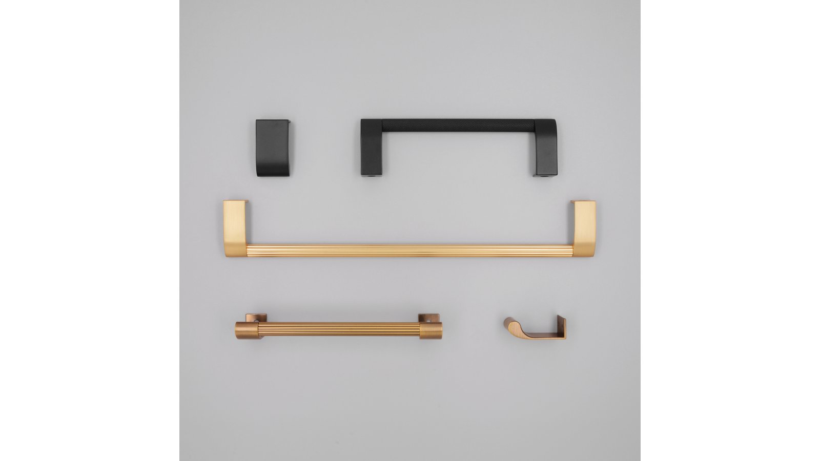 Griff Rödinghausen Aluminium - Druckguss schwarz matt pulverbeschichtet schwarz matt pulverbeschichtet - 180 mm lang  vor weißem Hintergrund