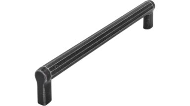 Griff Ruppichteroth Aluminium - Druckguss eisenfarbig getrommelt matt eisenfarbig getrommelt matt - 174 mm lang vor weißem Hintergrund