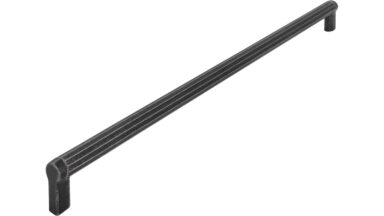 Griff Ruppichteroth Aluminium - Druckguss eisenfarbig getrommelt matt eisenfarbig getrommelt matt - 334 mm lang vor weißem Hintergrund