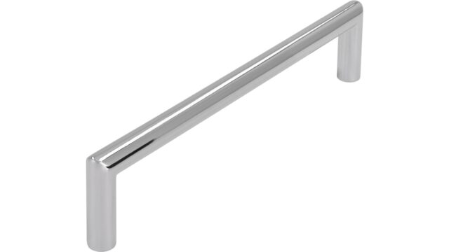 Griff Schlitz Druckguss chrom glänzend - 136 mm lang  vor weißem Hintergrund
