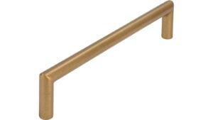 Griff Schlitz Druckguss messingfarbig getrommelt matt - 136 mm lang  vor weißem Hintergrund