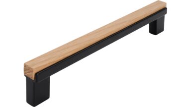 Griff Sülzetal Holz - Druckguss schwarz matt pulverbeschichtet eiche natur lackiert - 188 mm lang vor weißem Hintergrund