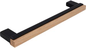 Griff Sülzetal Holz - Druckguss schwarz matt pulverbeschichtet eiche natur lackiert - 188 mm lang  vor weißem Hintergrund