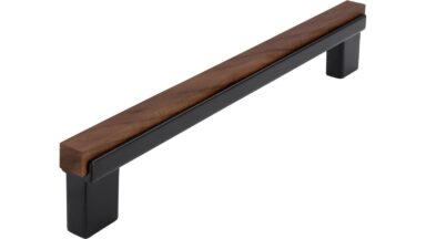 Griff Sülzetal Holz - Druckguss schwarz matt pulverbeschichtet nussbaum natur lackiert - 188 mm lang vor weißem Hintergrund
