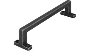 Griff Süßen Druckguss eisenfarbig getrommelt matt - 138 mm lang  vor weißem Hintergrund