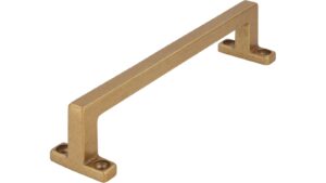 Griff Süßen Druckguss messingfarbig getrommelt matt - 138 mm lang  vor weißem Hintergrund