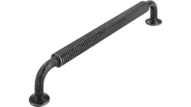Griff Visselhövede Druckguss eisenfarbig getrommelt matt - 176 mm lang vor weißem Hintergrund