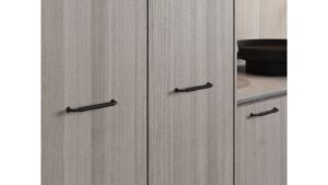 Griff Visselhövede Druckguss schwarz matt pulverbeschichtet - 176 mm lang  vor weißem Hintergrund