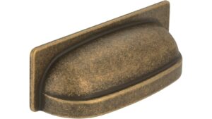 Muschel Zahna-Elster Druckguss altmessingfarbig brüniert getrommelt - 94 mm lang  vor weißem Hintergrund