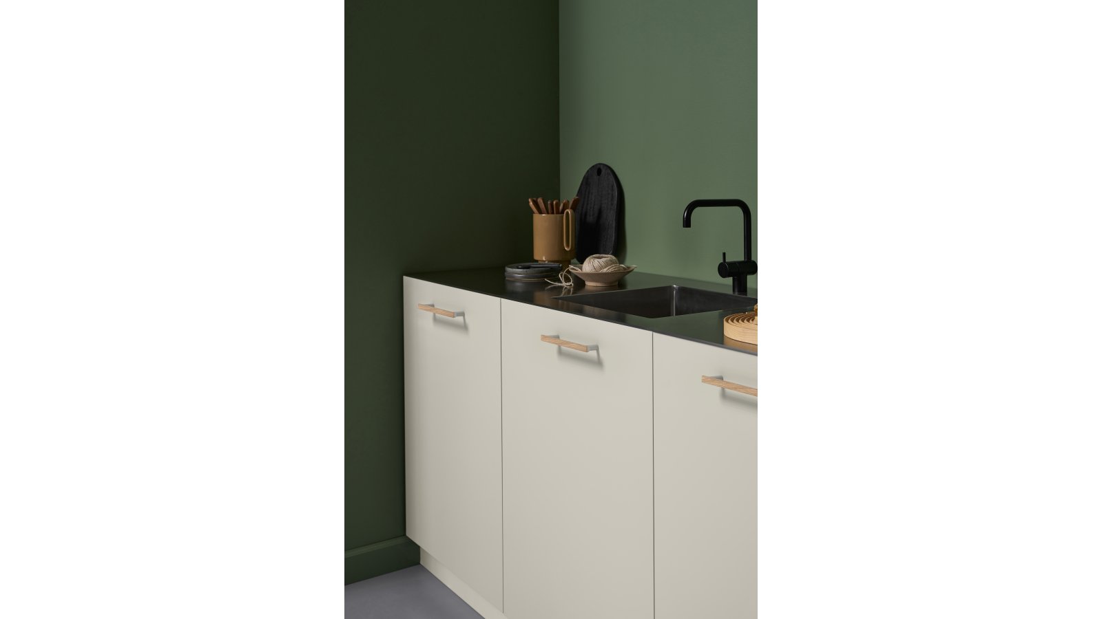 Griff BIS Eiche FSC 100%-Zink - Lackiert/Matt weiss NCS 0500 - 188 mm lang  vor weißem Hintergrund