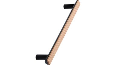 Griff BIS Eiche FSC 100%-Zink - Lackiert/Schwarz matt - 188 mm lang  vor weißem Hintergrund