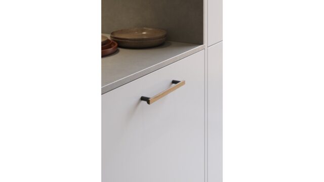 Griff BIS Eiche FSC 100%-Zink - Lackiert/Schwarz matt - 188 mm lang  vor weißem Hintergrund