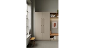 Moebelgriff-BOND-alufarbig-messing-Aluminium-Messing-Zinkdruckguss-laenge-1178-FP-001542-anwendung-2 Griff BOND Aluminium-Zink - Antique brown/Fein gebürstetes Messing - 1178 mm lang vor weißem Hintergrund