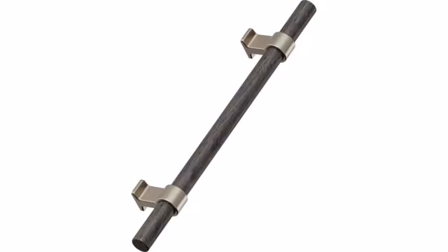 Griff BOND Eiche FSC 100%-Zink - Dunkelbraune/Messing gebürstet - 250 mm lang vor weißem Hintergrund