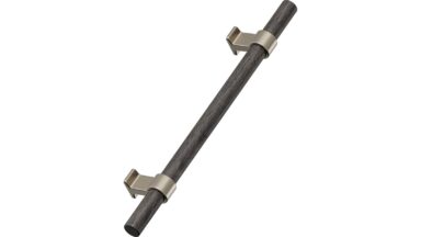 Griff BOND Eiche FSC 100%-Zink - Dunkelbraune/Messing gebürstet - 410 mm lang vor weißem Hintergrund