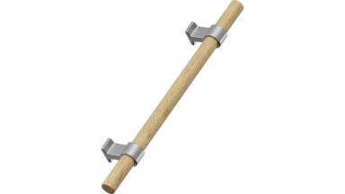 Griff BOND Eiche FSC 100%-Zink - Lackiert/Edelstahloptik - 1178 mm lang  vor weißem Hintergrund