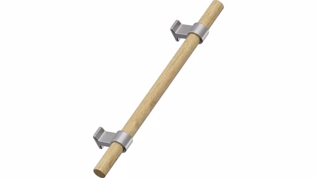 Griff BOND Eiche FSC 100%-Zink - Lackiert/Edelstahloptik - 1178 mm lang vor weißem Hintergrund