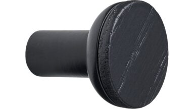 Knopf BIS-KNOB Eiche FSC 100%-Zink - Schwarz gebeizt/Schwarz matt - 24 mm lang vor weißem Hintergrund