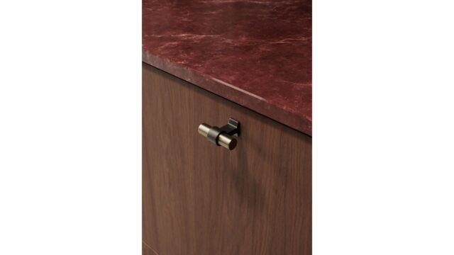 Knopf BOND-KNOB Aluminium-Zink - Antique brown/Fein gebürstetes Messing - 50 mm lang  vor weißem Hintergrund