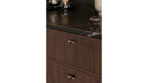 Moebelknopf-BOND-KNOB-alufarbig-messing-Aluminium-Messing-Zinkdruckguss-laenge-50-FP-001540-anwendung-3 Knopf BOND-KNOB Aluminium-Zink - Antique brown/Fein gebürstetes Messing - 50 mm lang vor weißem Hintergrund