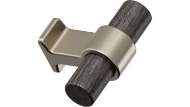Knopf BOND-KNOB Eiche FSC 100%-Zink - Dunkelbraune/Messing gebürstet - 50 mm lang vor weißem Hintergrund
