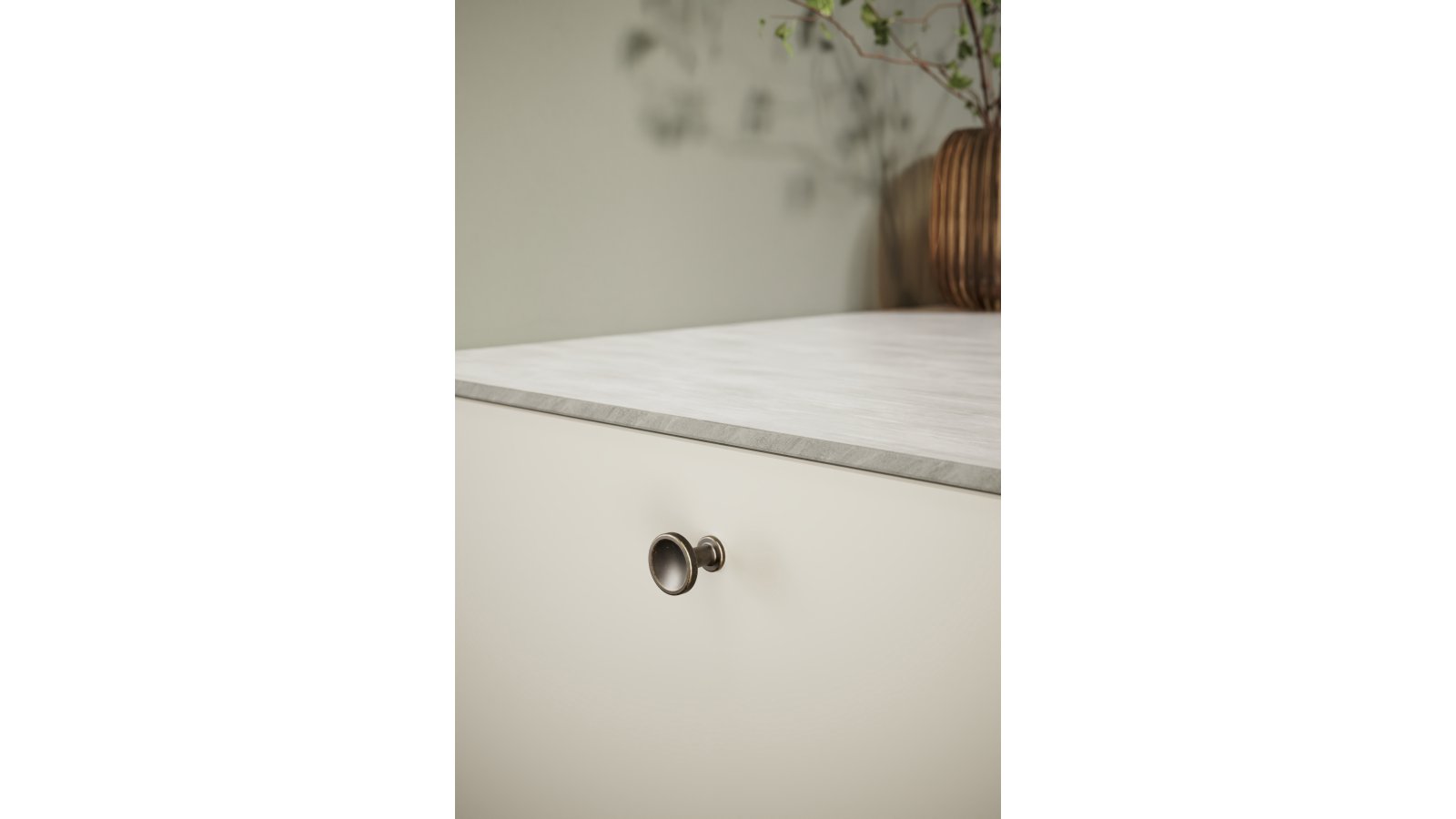 Knopf CHATEAU-KNOB Zink - Braun antik - 30 mm lang  vor weißem Hintergrund