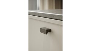 Griffleiste ELAN-Wood Eiche FSC 100% - Dunkelbraun - 50 mm lang  vor weißem Hintergrund