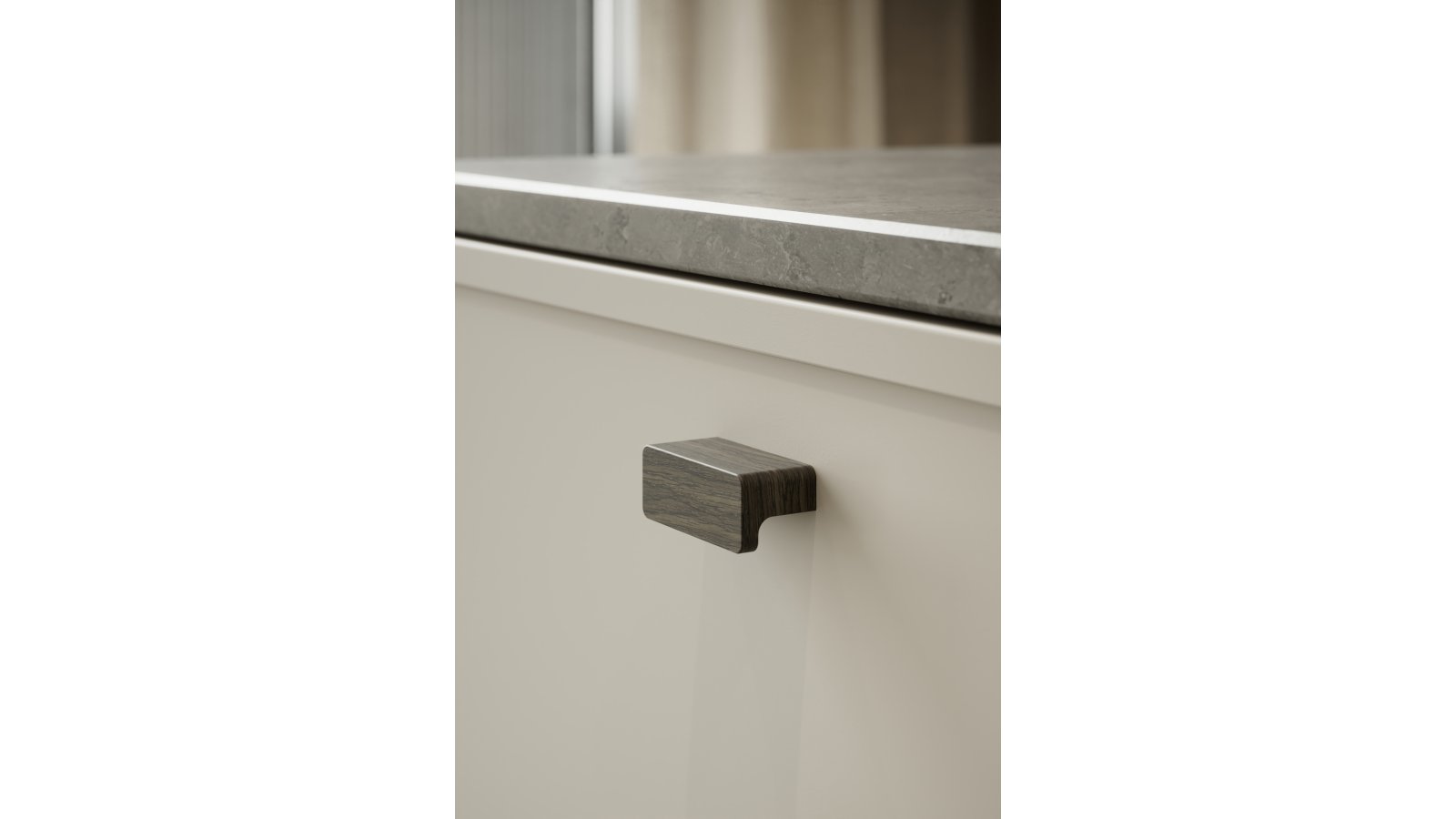 Griffleiste ELAN-Wood Eiche FSC 100% - Dunkelbraun - 50 mm lang  vor weißem Hintergrund