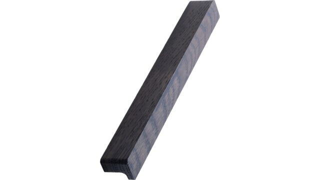 Griffleiste ELAN-Wood Eiche FSC 100% - Dunkelbraun - 600 mm lang vor weißem Hintergrund
