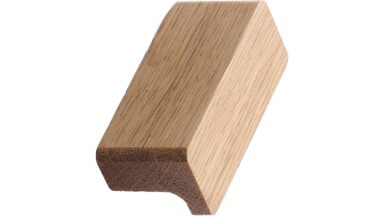 Griffleiste ELAN-Wood Eiche FSC 100% - Lackiert - 50 mm lang  vor weißem Hintergrund