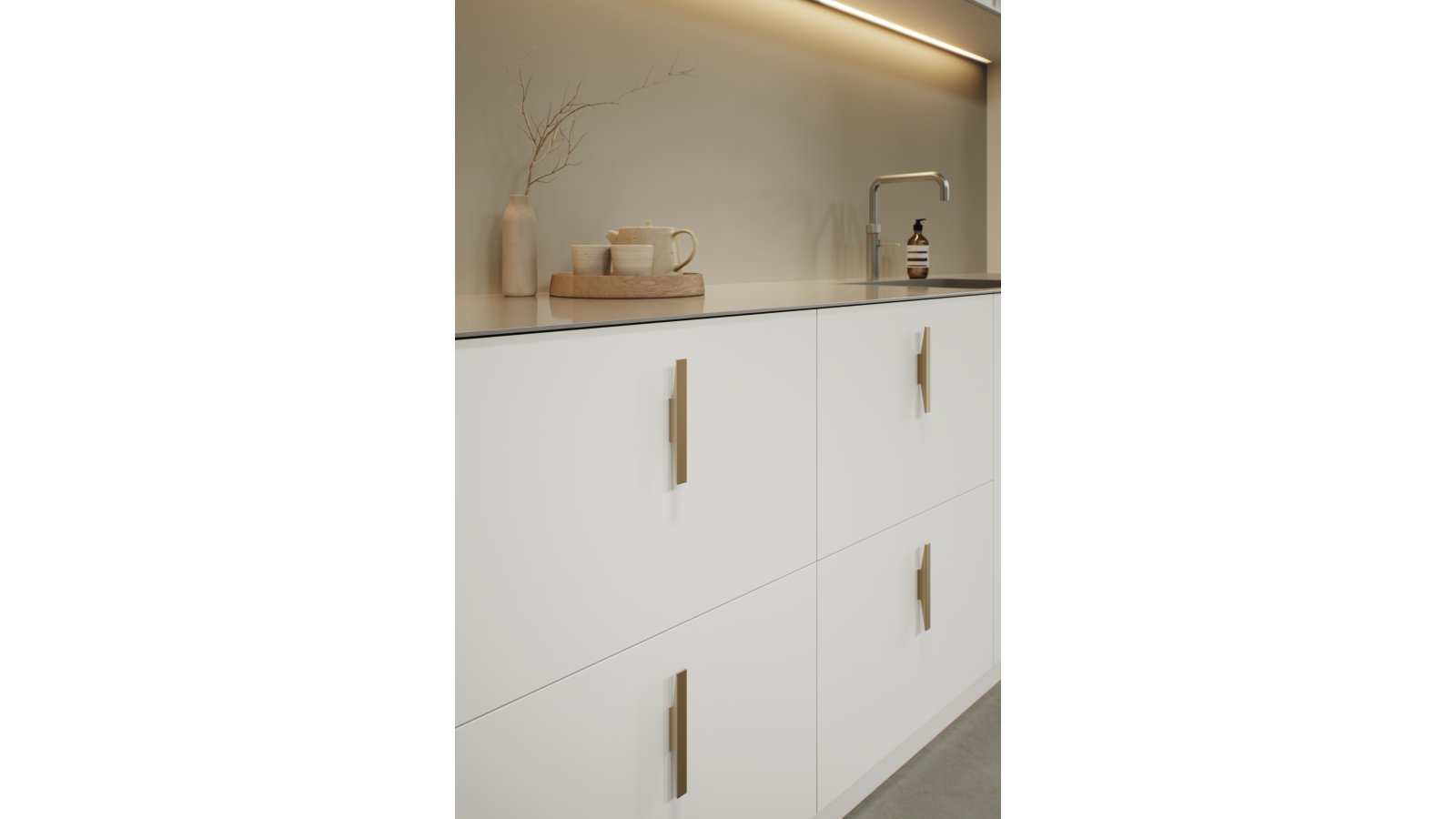 Griffleiste FACET Aluminium - Mattiertes Messing - 156 mm lang  vor weißem Hintergrund