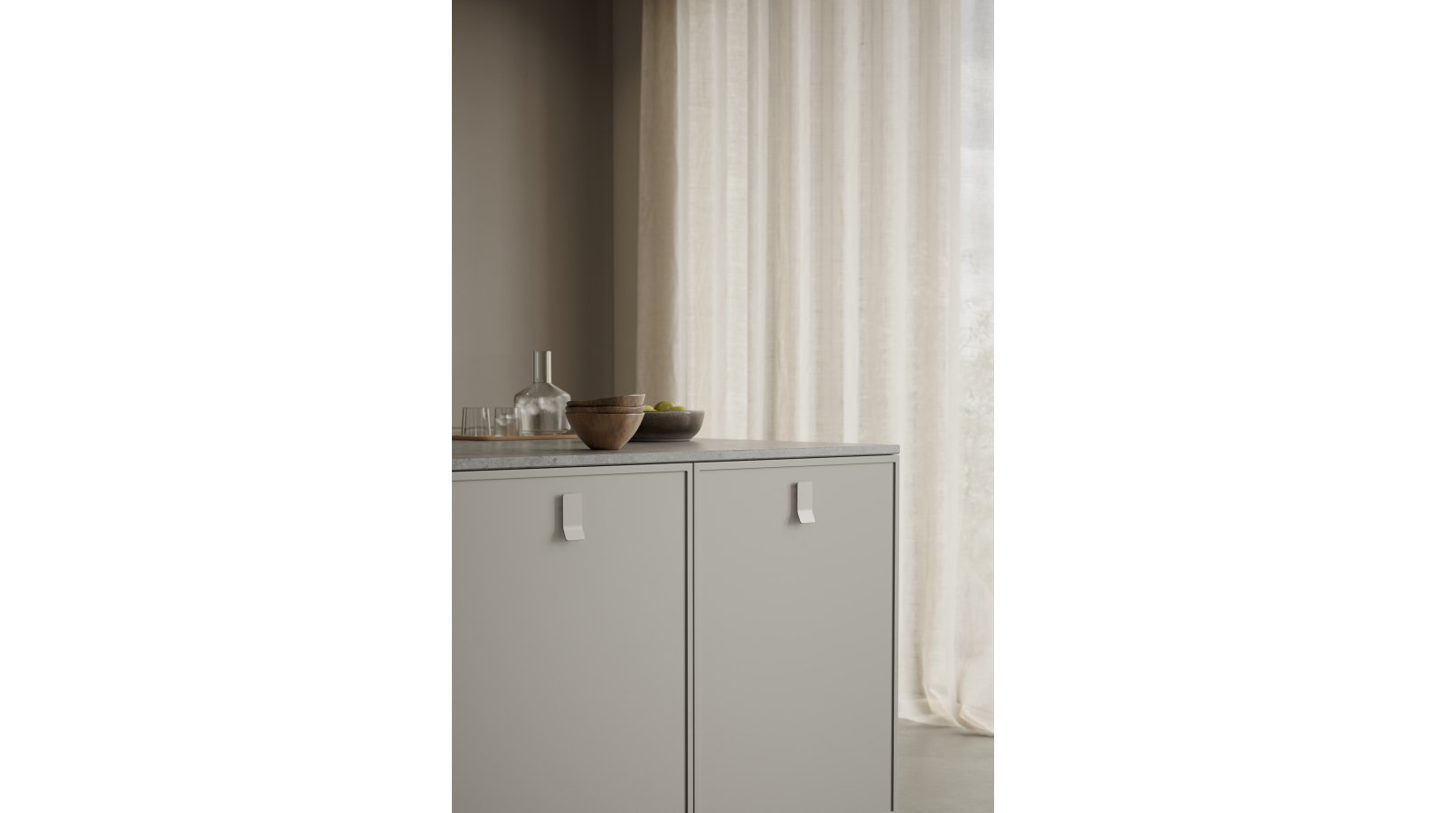 Griffleiste-LEAF-beige-Zinkdruckguss-laenge-43-FP-001527-anwendung-2 Griffleiste LEAF Zink - Beige Arizona - 43 mm lang vor weißem Hintergrund