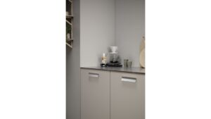 Griffleiste LEAF Zink - Edelstahloptik - 200 mm lang  vor weißem Hintergrund