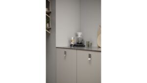 Griffleiste LEAF Zink - Edelstahloptik - 43 mm lang  vor weißem Hintergrund