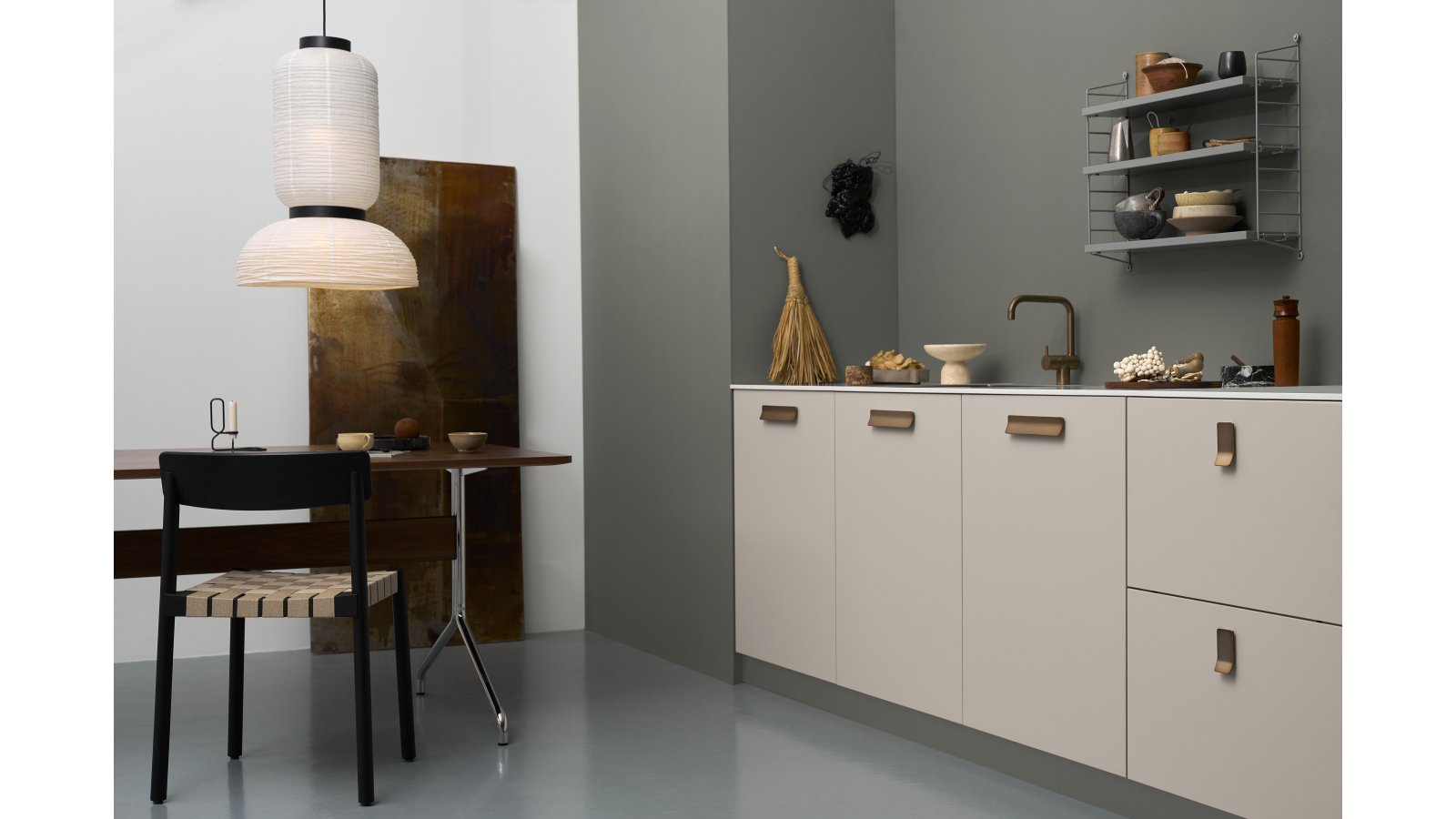 Griffleiste LEAF Zink - Messing gebürstet - 43 mm lang  vor weißem Hintergrund