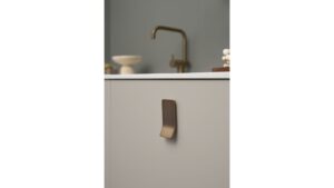 Griffleiste LEAF Zink - Messing gebürstet - 43 mm lang  vor weißem Hintergrund