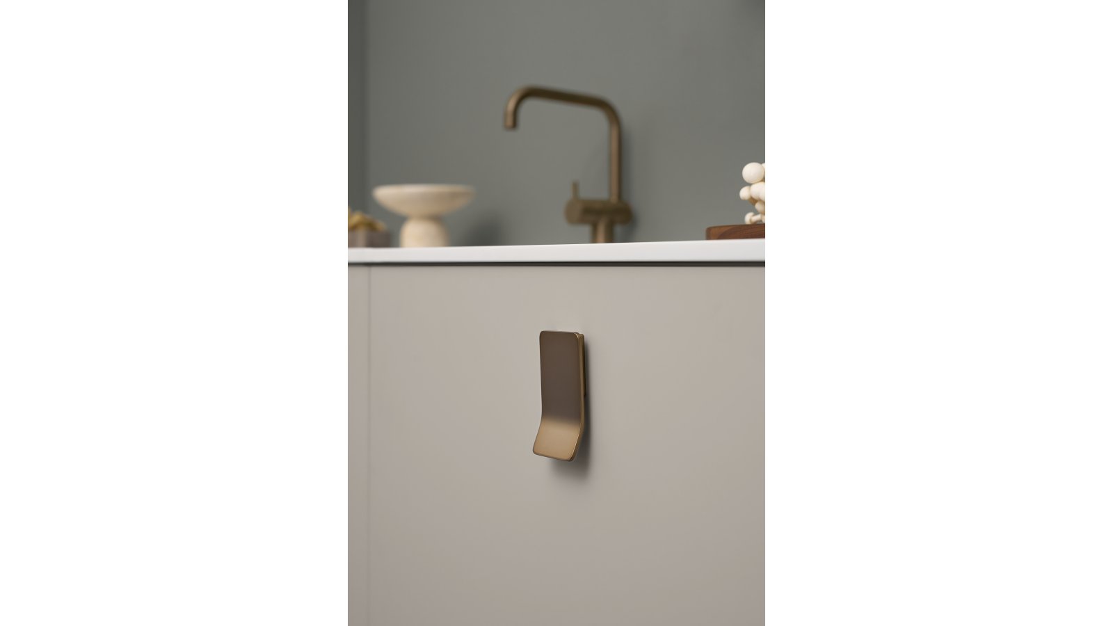 Griffleiste LEAF Zink - Messing gebürstet - 43 mm lang  vor weißem Hintergrund