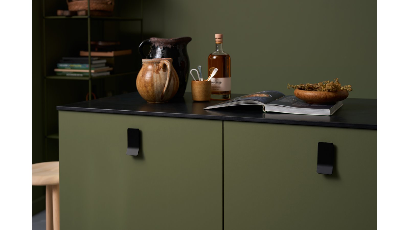 Griffleiste LEAF Zink - Schwarz matt - 43 mm lang  vor weißem Hintergrund